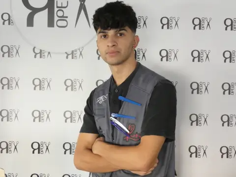 Alex Heredia, barbero de Ropero Barber Shop