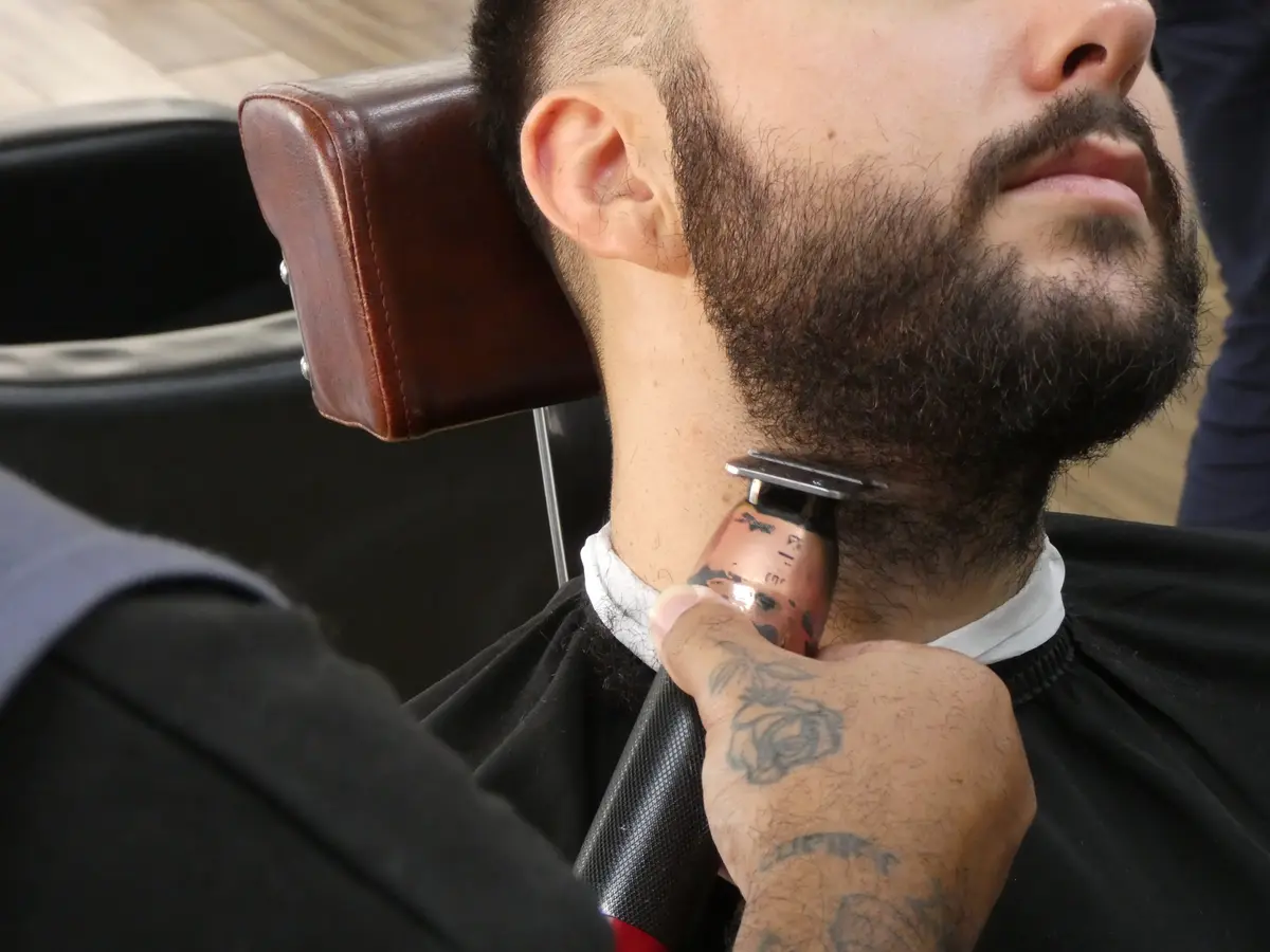 Cómo cuidar tu barba en casa: guía completa del barbero