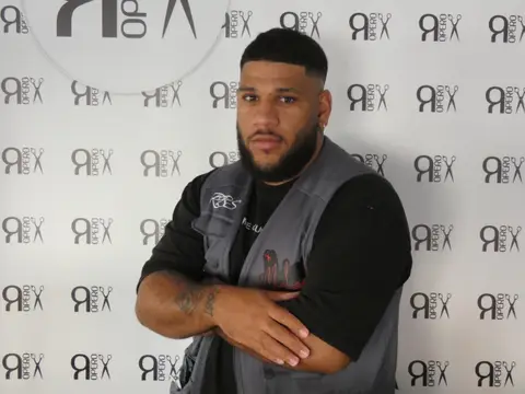 Michael del Rosario, barbero de Ropero Barber Shop